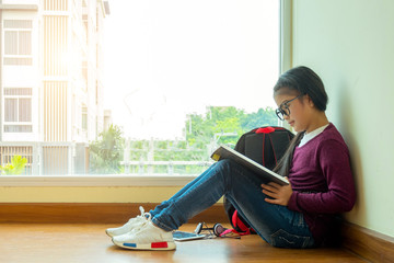 Obraz premium Students sit reading in the library corner of the school, children concept, education concept