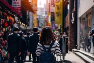 Photo sur Plexiglas Séoul Jeune femme asiatique voyageur voyageant et faisant du shopping dans le marché de la rue Myeongdong à Séoul, Corée du Sud. Le quartier de Myeong Dong est le marché commercial le plus populaire de la ville de Séoul.