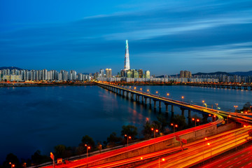 Obraz premium Sunset scene of Seoul downtown city skyline