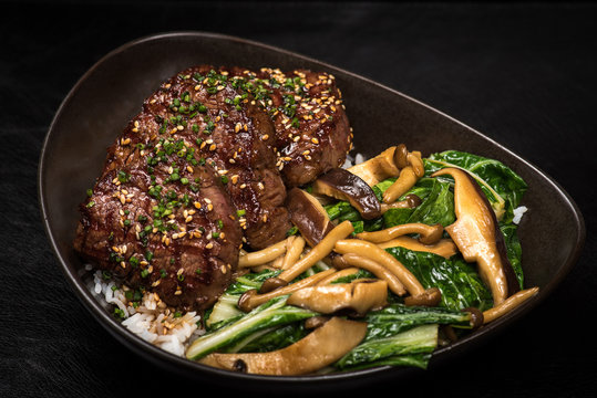 Beef and mun mushrooms with sauce
