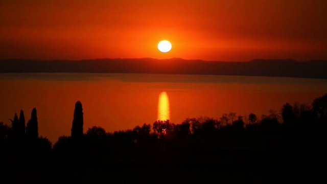 Sonnenuntergang über dem Gardasee, nahe Bardolino im Zeitraffer