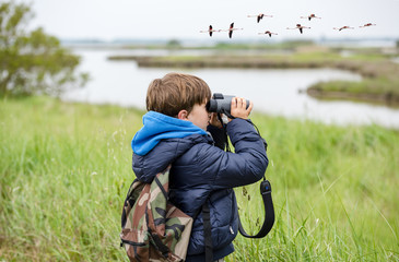 Obraz premium Obserwowanie ptaków młodych dzieci