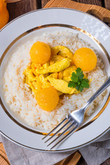 Chicken strips with rice and sweet mirabelle in curry sauce