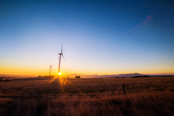 Obraz premium wind turbines with the sun rising