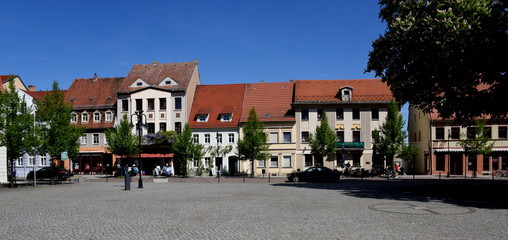 Bad Liebenwerda, Häuserzeile und Geschäfte am Markt