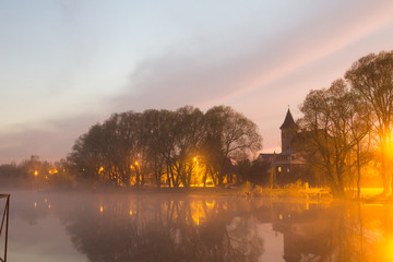 Naklejka premium Misty twilight near the village pond