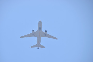 hyper zoom view of jumbo-jetplane / 超望遠で見るジャンボジェットのおなか