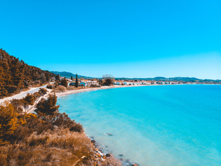 Obraz premium Pristine Mediterranean seaside township and road