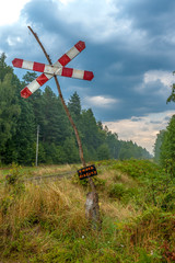 znak ostrzegawczy przy torach kolejowych w lesie