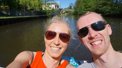 blondes, europäisches Paar in Hamburg auf einem Fluss - Sonnenbrillen