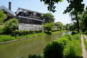 Obraz premium 川沿いの酒蔵