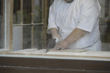 making of japanese SOBA noodle / 日本そば・手打ちそばのそば切り作業(正面から)