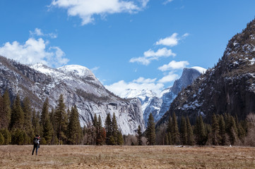 Fototapeta na wymiar Yosemite valley from the centre