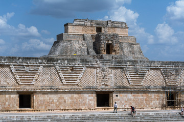 Dos turistas se acercan a un edificio de Uxmal Mérida Yucatán.