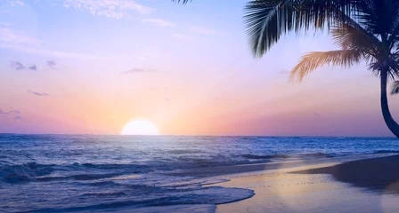 Poster Kunst zomer tropische vakantie drims  Prachtige zonsondergang over het tropische strand © Konstiantyn