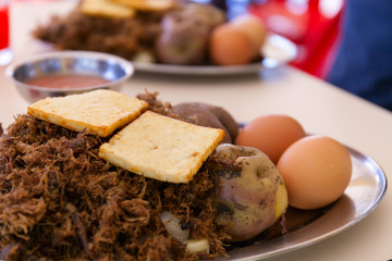 Charque or jerky is a salted meat that is dehydrated with exposure to the sun. It is an ancestral technique that makes it possible to preserve meat for long periods of time.