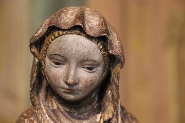 Fototapeta na wymiar Sculpture en bois de Sainte Elisabeth. Vienne. Moyen- ge, vers 1380/1390