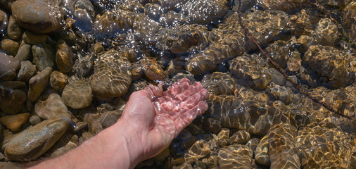 Panorama Hand im klaren sauberen Wasser waschen