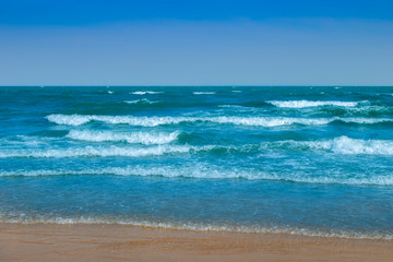 Fototapeta na wymiar The vast indigo sea with ripples and colorful is beautiful.