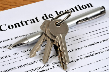 Clés posées sur un contrat de location