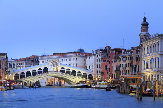 Italy, Veneto, Venice, Sestiere of Rialto, Rialto Bridge