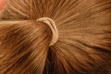 Crédence de cuisine en verre imprimé Salon de coiffure Detailed closeup of brown hair in ponytail