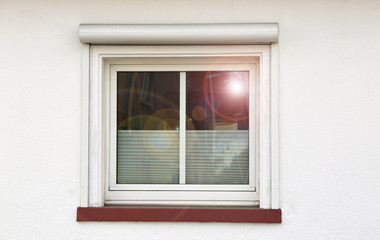 Fototapeta na wymiar Fenster mit Vorbaurollladen