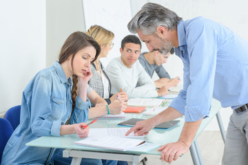 Obraz premium young people typing in a classroom