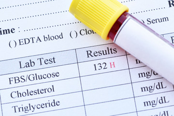 Obraz premium Blood sample with abnormal high blood sugar test result