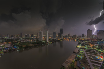 Aufnahme eines Gewitters mit Blitzeinschlag fotografiert nachts in Bangkok aus Vogelperspektive im Septmber 2016