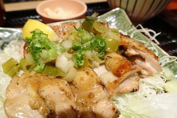 Grilled chicken with lemon sauce