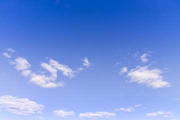 Obraz premium Blue sunny sky with white clouds background and pattern in summer season