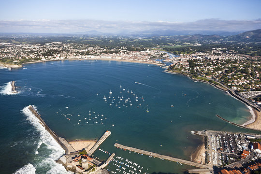 La baie de Saint-Jean-de-Luz vue d'avion