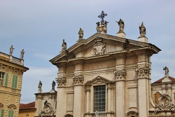 Fototapeta na wymiar The cathedral San Pietro on the famous Renaissance square Piazza Sordello in Mantua, Italy, South Europe.