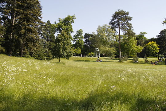 Pelouse du parc de Bagatelle &agrave; Paris	
