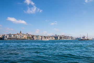Fototapeta na wymiar Wasser, Bosporus Ufer im Stadtteil Eminönü, Istanbul