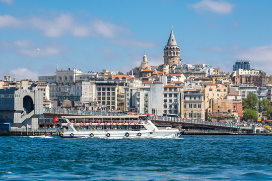 Bosporus Ufer mit Fähre, Istanbul