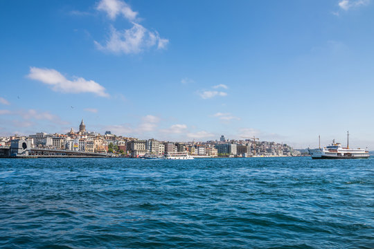 Wasser, Bosporus Ufer im Stadtteil Eminönü, Istanbul