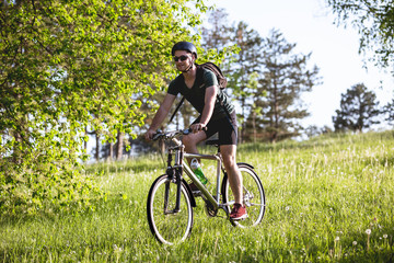 Obraz premium Young man drive his bike in nature