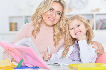 Obraz na płótnie Canvas mother and daughter doing homework