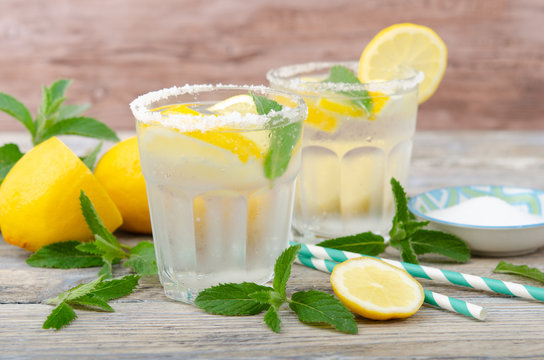 Zitronenwasser mit Pfefferminze in Gl&auml;sern mit Zuckerrand aus Xylit