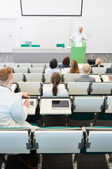 Studenten im Medizinstudium in einem Uni Hörsaal