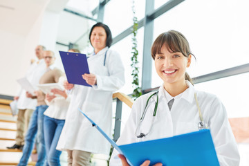 Junge Frau als Arzt oder Krankenschwester
