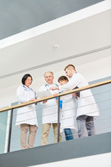 Fototapeta premium Gruppe Ärzte schaut zusammen auf einen Laptop