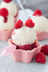 Vanilleeis mit frischen Himbeeren