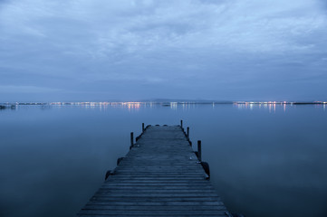 Obraz premium Embarcadero en el lago