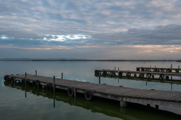 Embarcadero en el lago