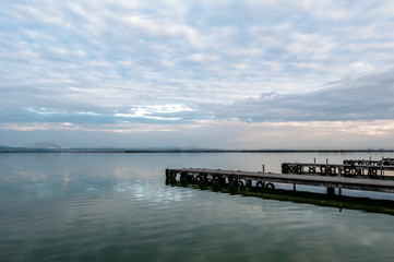 Obraz premium Embarcadero en el lago