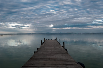 Obraz premium Embarcadero en el lago