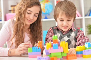 Obraz na płótnie Canvas Boy and girl playing blocks game